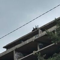 С риск за живота: Три деца се качиха на покрива на изоставената детска болница в София