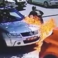Задържаха заподозрян за палежа на двете коли пред българското посолство в Скопие (ВИДЕО)