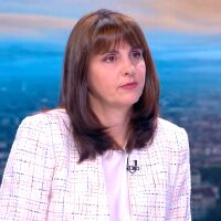 Ефремова за майчинството: Не е времето за промени, ще се обсъждат увеличения за 2027 г.