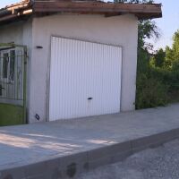 „Изнесохме се от дома си“: Ремонт в София блокира входове, кола стои зазидана в гараж от месеци