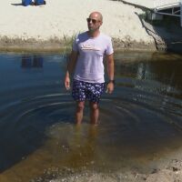 Жълта вода на популярен плаж у нас, зам.-управителят влезе да докаже, че е безопасна