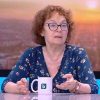 Коларова: Румен Радев обслужва руския патриарх. Гафът е равностоен на онова голо рамо и кръстосания крак