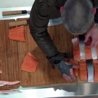 Chef Михалчев демонстрира японската техника за обработка на сьомга