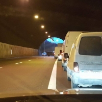 Полицаи помогнаха на около 60 чужденци да напуснат автобус, аварирал в тунел на магистрала „Тракия“