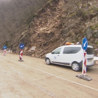 Голямо количество земна маса се е свлякла на прохода Троян-Кърнаре 