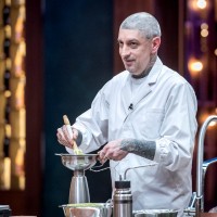 Chef Петър Михалчев преподава готвене с чук в понеделник в MasterChef