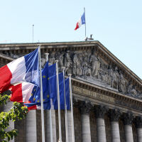 Френският премиер залага на решаващ вот за социално осигуряване