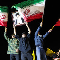 Протестиращи опитаха да щурмуват посолството на САЩ в Багдад (СНИМКИ, ВИДЕО)