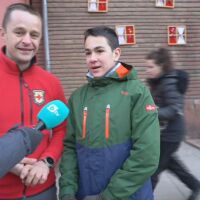 "5 човека ще висим днес на мартеницата": Баща и син спускат гигантско украшение от скалите над село Гара Лакатник