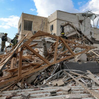 Ракета удари жилищна сграда в Израел: Има загинали и ранени, сред които и дете (СНИМКИ И ВИДЕО)