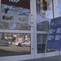 „Магазин за хората“ на червено? Министърът отчита загуби, дружеството брои милиони