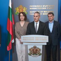 Извънредна среща за Близкия изток: Очакваме първи свободен слот утре за изтеглянето на българи от Оман (ВИДЕО)