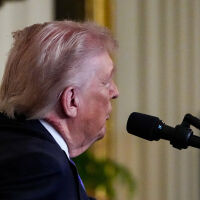 Как се справя Тръмп? Петно на врата му подхранва нови спекулации