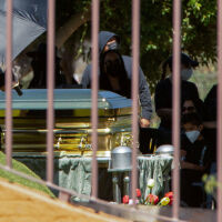 Погребаха мексиканския наркобарон Ел Менчо в златен ковчег (СНИМКИ)