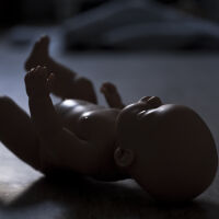 Бебе на два месеца почина след побой, бащата е обвинен за убийството