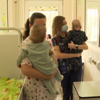 9-месечни бебета живеят в болница от раждането си: Кой ще успее да ги приюти?