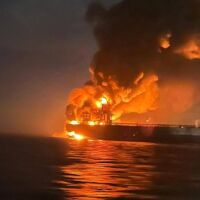 Ескалация в Персийския залив: Атакуван е танкер, Иран изстреля ракети към Израел, цените на петрол и газ рязко се покачват