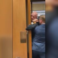 Бивш морски пехотинец е със счупена ръка заради протест в Капитолия срещу войната в Иран (ВИДЕО)