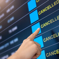 Хаос в пътуванията заради войната в Близкия изток: Близо 14 000 полета са отменени