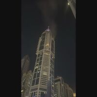 Отломки от ирански дрон удариха луксозен небостъргач в Дубай (ВИДЕО)