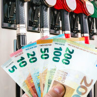 Петролът рязко поскъпна, скок в цените на горивата и в България