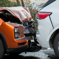 Шофьор се вряза в автокъща край Стара Загора, блъсна шест коли и избяга