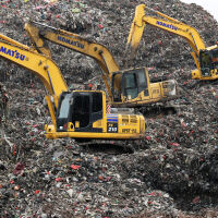 Лавина от боклуци уби петима души, четирима са в неизвестност (СНИМКИ)