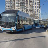 Продължават протестите за по-високи заплати: В Русе шофьори от градския транспорт блокираха движението