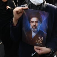 Моджтаба Хаменей съобщи, че съпругата и сестра му са загинали при израелско-американска операция