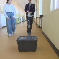 Бастун, който „вижда“ препятствия: Изобретението е на ученици и помага на хора със зрителни проблеми