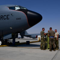 Четирима американски военни са загинали в разбилия се самолет KC-135 в Ирак. Издирват двама
