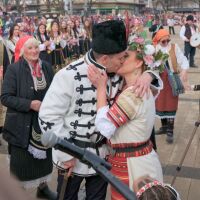 Истинска сватба на „Сурва“: Двойка си каза „Да“ пред 10 000 души