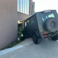 „Бързат да си поръчат“: Военен джип се вряза в ресторант край Пловдив