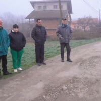  „Ние чупим стари тухли и ги хвърляме в дупките“: Жители на Лом се оплакват от разбита улица