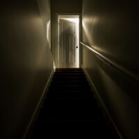 „Вратите се блъскат. Играчките се движат“: Баща се изнесе от нов апартамент заради паранормална активност. Котката първа усетила