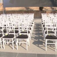 63 празни стола с 63 бели рози: Северна Македония почете жертвите от Кочани