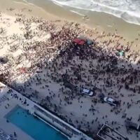 Един прострелян и хиляди в паника след изстрели на плаж във Флорида (ВИДЕО)