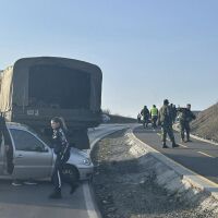 Камион с военнослужещи и лека кола се удариха на Околовръстния път на Ямбол (СНИМКИ)