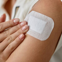 Учени създадоха „умна“ лепенка, която сама разпознава и лекува рани