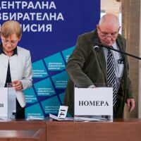 ЦИК изтегли жребия за бюлетините за изборите - ето номерата на всички партии и коалиции