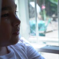 „Аз съм ѝ казал - за мен ти не си майка“: 11-годишният Илиян, който живее в кирпичена къща при съседка