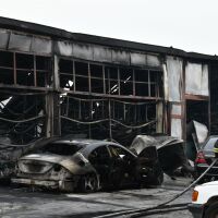 Пожар в база за продажба и съхраняване на автомобили, 50 от тях са с щети (СНИМКИ)