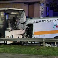 Тежка катастрофа между автобус и линейка, има загинал 