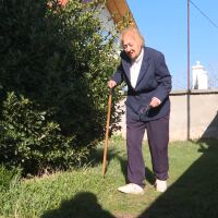 Оставена без ТЕЛК вече 8 месеца: Самотна жена, която трудно се движи, чака решение 