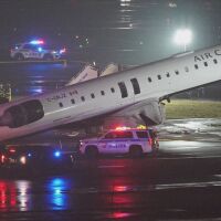 „Спри, спри, спри“: Запис запечатал момента на сблъсъка на самолет на летище Ла Гуардия. Пилотите са загинали