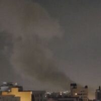 Железният купол на Израел спира част от изстреляните ирански ракети. Някои обаче поразяват сгради