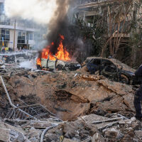 Кадри от разрушенията в Тел Авив. Как Иран си отмъсти на Израел със 100-килограмова ракета