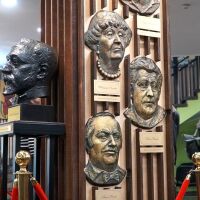 Поставиха маски на Катя Паскалева, Васил Попов и Константин Коцев в Сатиричния театър