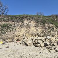 Сигнал до bTV: Багер руши дом на лебеди на брега на морето между Равда и Несебър (СНИМКИ)