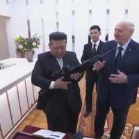 „В случай че се появят врагове“: Лукашенко подари автомат на Ким Чен-ун по време на визита в Пхенян (ВИДЕО)